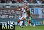 09.08.2024, Fussball Saison 2024/2025, Testspiel, FC St. Pauli - Atlanta Bergamo, im Millerntor Stadion Hamburg.  (L-R) Charles De Ketelaere (Atalanta Bergamo) gegen Jackson Irvine (FC St. Pauli)


