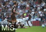 09.08.2024, Fussball Saison 2024/2025, Testspiel, FC St. Pauli - Atlanta Bergamo, im Millerntor Stadion Hamburg.  (L-R) Robert Wagner (FC St. Pauli) gegen El Bilal Toure (Atalanta Bergamo)


