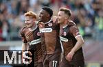 09.08.2024, Fussball Saison 2024/2025, Testspiel, FC St. Pauli - Atlanta Bergamo, im Millerntor Stadion Hamburg.  Jubel (L-R) Robert Wagner (FC St. Pauli), Torschtze Oladapo Afolayan (FC St. Pauli) und Johannes Eggestein (FC St. Pauli) zum Tor zum 2:0


