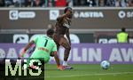 09.08.2024, Fussball Saison 2024/2025, Testspiel, FC St. Pauli - Atlanta Bergamo, im Millerntor Stadion Hamburg.  Tor zum 2:0, (R-L) Torschtze Oladapo Afolayan (FC St. Pauli) gegen Torwart Juan Augustin Musso (Atalanta Bergamo)


