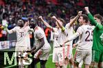 11.03.2025, Fussball UEFA Champions League 2024/2025, Achtelfinale, Bayer 04 Leverkusen - FC Bayern Mnchen, in der BayArena, Der FC Bayern Mnchen feiert den Sieg. Dayot Upamecano (FC Bayern Mnchen), Joshua Kimmich (FC Bayern Mnchen), Thomas Mller (FC Bayern Mnchen)


