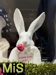 12.03.2025, Fussgngerzone Bad Wrishofen im Unterallgu, Osterhase in einer Auslage eines Mode-Ladens mit dem Slogan: Gnn Dir was!