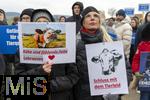 14.03.2025,  Bad Grnenbach im Allgu, eine Demonstration, veranstaltet von SOKO-Tierschutz gegen Tierqulerei auf einem Vieh-Grobetrieb in Bad Grnenbach, der durch SOKO-Tierschutz-Recherche wegen Tierqulerei von Milchvieh aktuell schwer belastet wurde.