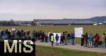 14.03.2025,  Bad Grnenbach im Allgu, eine Demonstration, veranstaltet von SOKO-Tierschutz gegen Tierqulerei auf einem Vieh-Grobetrieb in Bad Grnenbach, der durch SOKO-Tierschutz-Recherche wegen Tierqulerei von Milchvieh aktuell schwer belastet wurde. Menschenkette am Rand des Tierhofes Endres (hinten mitte) auf dem die Vergehen dokumentiert wurden.