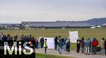 14.03.2025,  Bad Grnenbach im Allgu, eine Demonstration, veranstaltet von SOKO-Tierschutz gegen Tierqulerei auf einem Vieh-Grobetrieb in Bad Grnenbach, der durch SOKO-Tierschutz-Recherche wegen Tierqulerei von Milchvieh aktuell schwer belastet wurde. Menschenkette am Rand des Tierhofes Endres (hinten mitte) auf dem die Vergehen dokumentiert wurden.