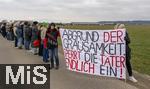 14.03.2025,  Bad Grnenbach im Allgu, eine Demonstration, veranstaltet von SOKO-Tierschutz gegen Tierqulerei auf einem Vieh-Grobetrieb in Bad Grnenbach, der durch SOKO-Tierschutz-Recherche wegen Tierqulerei von Milchvieh aktuell schwer belastet wurde. Menschenkette am Rand des Tierhofes Endres (hinten mitte) auf dem die Vergehen dokumentiert wurden.