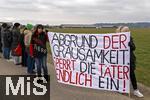 14.03.2025,  Bad Grnenbach im Allgu, eine Demonstration, veranstaltet von SOKO-Tierschutz gegen Tierqulerei auf einem Vieh-Grobetrieb in Bad Grnenbach, der durch SOKO-Tierschutz-Recherche wegen Tierqulerei von Milchvieh aktuell schwer belastet wurde. Menschenkette am Rand des Tierhofes Endres (hinten mitte) auf dem die Vergehen dokumentiert wurden.