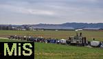 14.03.2025,  Bad Grnenbach im Allgu, eine Demonstration, veranstaltet von SOKO-Tierschutz gegen Tierqulerei auf einem Vieh-Grobetrieb in Bad Grnenbach, der durch SOKO-Tierschutz-Recherche wegen Tierqulerei von Milchvieh aktuell schwer belastet wurde. Menschenkette am Rand des Tierhofes Endres (hinten mitte) auf dem die Vergehen dokumentiert wurden. 