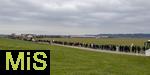 14.03.2025,  Bad Grnenbach im Allgu, eine Demonstration, veranstaltet von SOKO-Tierschutz gegen Tierqulerei auf einem Vieh-Grobetrieb in Bad Grnenbach, der durch SOKO-Tierschutz-Recherche wegen Tierqulerei von Milchvieh aktuell schwer belastet wurde. Menschenkette am Rand des Tierhofes Endres (hinten mitte) auf dem die Vergehen dokumentiert wurden. 