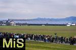 14.03.2025,  Bad Grnenbach im Allgu, eine Demonstration, veranstaltet von SOKO-Tierschutz gegen Tierqulerei auf einem Vieh-Grobetrieb in Bad Grnenbach, der durch SOKO-Tierschutz-Recherche wegen Tierqulerei von Milchvieh aktuell schwer belastet wurde. Auf dem Bild ist im Hintergrund der Endres-Hof zu sehen.
