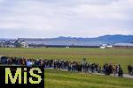 14.03.2025,  Bad Grnenbach im Allgu, eine Demonstration, veranstaltet von SOKO-Tierschutz gegen Tierqulerei auf einem Vieh-Grobetrieb in Bad Grnenbach, der durch SOKO-Tierschutz-Recherche wegen Tierqulerei von Milchvieh aktuell schwer belastet wurde. Auf dem Bild ist im Hintergrund der Endres-Hof zu sehen.