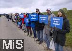 14.03.2025,  Bad Grnenbach im Allgu, eine Demonstration, veranstaltet von SOKO-Tierschutz gegen Tierqulerei auf einem Vieh-Grobetrieb in Bad Grnenbach, der durch SOKO-Tierschutz-Recherche wegen Tierqulerei von Milchvieh aktuell schwer belastet wurde. Gerechtigkeit fr Tiere?, steht auf den Schildern der Demonstrantinnen und Demonstranten