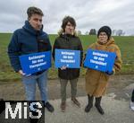 14.03.2025,  Bad Grnenbach im Allgu, eine Demonstration, veranstaltet von SOKO-Tierschutz gegen Tierqulerei auf einem Vieh-Grobetrieb in Bad Grnenbach, der durch SOKO-Tierschutz-Recherche wegen Tierqulerei von Milchvieh aktuell schwer belastet wurde. Gefngnis fr Tierquler?, steht auf den Schildern der Demonstrantinnen und Demonstranten 