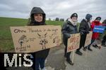 14.03.2025,  Bad Grnenbach im Allgu, eine Demonstration, veranstaltet von SOKO-Tierschutz gegen Tierqulerei auf einem Vieh-Grobetrieb in Bad Grnenbach, der durch SOKO-Tierschutz-Recherche wegen Tierqulerei von Milchvieh aktuell schwer belastet wurde.  Ohne Tierschutz ist alles Doof?, steht auf den Schildern der Demonstrantinnen und Demonstranten 