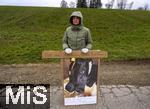14.03.2025,  Bad Grnenbach im Allgu, eine Demonstration, veranstaltet von SOKO-Tierschutz gegen Tierqulerei auf einem Vieh-Grobetrieb in Bad Grnenbach, der durch SOKO-Tierschutz-Recherche wegen Tierqulerei von Milchvieh aktuell schwer belastet wurde. Tiere sind Lebewesen?, steht auf den Schildern der Demonstrantinnen und Demonstranten