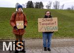 14.03.2025,  Bad Grnenbach im Allgu, eine Demonstration, veranstaltet von SOKO-Tierschutz gegen Tierqulerei auf einem Vieh-Grobetrieb in Bad Grnenbach, der durch SOKO-Tierschutz-Recherche wegen Tierqulerei von Milchvieh aktuell schwer belastet wurde. Scheiss Tierquler, deshalb Vegan?, steht auf den Schildern der Demonstrantinnen und Demonstranten 