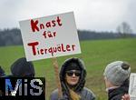 14.03.2025,  Bad Grnenbach im Allgu, eine Demonstration, veranstaltet von SOKO-Tierschutz gegen Tierqulerei auf einem Vieh-Grobetrieb in Bad Grnenbach, der durch SOKO-Tierschutz-Recherche wegen Tierqulerei von Milchvieh aktuell schwer belastet wurde. Knast fr den Tierquler, steht auf den Schildern der Demonstrantinnen.