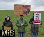 14.03.2025,  Bad Grnenbach im Allgu, eine Demonstration, veranstaltet von SOKO-Tierschutz gegen Tierqulerei auf einem Vieh-Grobetrieb in Bad Grnenbach, der durch SOKO-Tierschutz-Recherche wegen Tierqulerei von Milchvieh aktuell schwer belastet wurde. Qule nie ein Tier?, steht auf den Schildern der Demonstrantinnen.