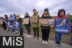 14.03.2025,  Bad Grnenbach im Allgu, eine Demonstration, veranstaltet von SOKO-Tierschutz gegen Tierqulerei auf einem Vieh-Grobetrieb in Bad Grnenbach, der durch SOKO-Tierschutz-Recherche wegen Tierqulerei von Milchvieh aktuell schwer belastet wurde. Rettet die Tiere?, steht auf den Schildern der Demonstrantinnen und Demonstranten 