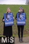 14.03.2025,  Bad Grnenbach im Allgu, eine Demonstration, veranstaltet von SOKO-Tierschutz gegen Tierqulerei auf einem Vieh-Grobetrieb in Bad Grnenbach, der durch SOKO-Tierschutz-Recherche wegen Tierqulerei von Milchvieh aktuell schwer belastet wurde. Bayerns Schande?, steht auf den Schildern der Demonstrantinnen.