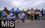 14.03.2025,  Bad Grnenbach im Allgu, eine Demonstration, veranstaltet von SOKO-Tierschutz gegen Tierqulerei auf einem Vieh-Grobetrieb in Bad Grnenbach, der durch SOKO-Tierschutz-Recherche wegen Tierqulerei von Milchvieh aktuell schwer belastet wurde. Rettet die Tiere?, steht auf den Schildern der Demonstrantinnen und Demonstranten 