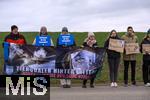 14.03.2025,  Bad Grnenbach im Allgu, eine Demonstration, veranstaltet von SOKO-Tierschutz gegen Tierqulerei auf einem Vieh-Grobetrieb in Bad Grnenbach, der durch SOKO-Tierschutz-Recherche wegen Tierqulerei von Milchvieh aktuell schwer belastet wurde. Tierquler hinter Gittern, steht auf den Schildern der Demonstrantinnen und Demonstranten.