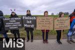 14.03.2025,  Bad Grnenbach im Allgu, eine Demonstration, veranstaltet von SOKO-Tierschutz gegen Tierqulerei auf einem Vieh-Grobetrieb in Bad Grnenbach, der durch SOKO-Tierschutz-Recherche wegen Tierqulerei von Milchvieh aktuell schwer belastet wurde. Fleisch ist Mord?, steht auf den Schildern der Demonstrantinnen und Demonstranten 