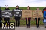 14.03.2025,  Bad Grnenbach im Allgu, eine Demonstration, veranstaltet von SOKO-Tierschutz gegen Tierqulerei auf einem Vieh-Grobetrieb in Bad Grnenbach, der durch SOKO-Tierschutz-Recherche wegen Tierqulerei von Milchvieh aktuell schwer belastet wurde. Fleisch ist Mord, steht auf den Schildern der Demonstrantinnen.