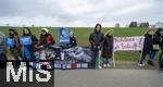 14.03.2025,  Bad Grnenbach im Allgu, eine Demonstration, veranstaltet von SOKO-Tierschutz gegen Tierqulerei auf einem Vieh-Grobetrieb in Bad Grnenbach, der durch SOKO-Tierschutz-Recherche wegen Tierqulerei von Milchvieh aktuell schwer belastet wurde. Schluss mit Endre?, steht auf den Schildern der Demonstrantinnen und Demonstranten 