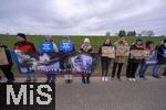 14.03.2025,  Bad Grnenbach im Allgu, eine Demonstration, veranstaltet von SOKO-Tierschutz gegen Tierqulerei auf einem Vieh-Grobetrieb in Bad Grnenbach, der durch SOKO-Tierschutz-Recherche wegen Tierqulerei von Milchvieh aktuell schwer belastet wurde. Rettet die Tiere?, steht auf den Schildern der Demonstrantinnen und Demonstranten 