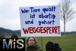 14.03.2025,  Bad Grnenbach im Allgu, eine Demonstration, veranstaltet von SOKO-Tierschutz gegen Tierqulerei auf einem Vieh-Grobetrieb in Bad Grnenbach, der durch SOKO-Tierschutz-Recherche wegen Tierqulerei von Milchvieh aktuell schwer belastet wurde. Wer Tiere qualt ist abartig und gehrt weggesperrt, steht auf dem Schild der Demonstranten.