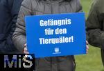 14.03.2025,  Bad Grnenbach im Allgu, eine Demonstration, veranstaltet von SOKO-Tierschutz gegen Tierqulerei auf einem Vieh-Grobetrieb in Bad Grnenbach, der durch SOKO-Tierschutz-Recherche wegen Tierqulerei von Milchvieh aktuell schwer belastet wurde.  Gefngnis fr den Tierquler, steht auf dem Schild eines Demonstranten 