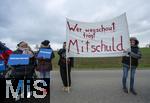 14.03.2025,  Bad Grnenbach im Allgu, eine Demonstration, veranstaltet von SOKO-Tierschutz gegen Tierqulerei auf einem Vieh-Grobetrieb in Bad Grnenbach, der durch SOKO-Tierschutz-Recherche wegen Tierqulerei von Milchvieh aktuell schwer belastet wurde. Wer wegschaut trgt Mitschuld?, steht auf den Schildern der Demonstrantinnen und Demonstranten 