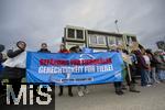14.03.2025,  Bad Grnenbach im Allgu, eine Demonstration, veranstaltet von SOKO-Tierschutz gegen Tierqulerei auf einem Vieh-Grobetrieb in Bad Grnenbach, der durch SOKO-Tierschutz-Recherche wegen Tierqulerei von Milchvieh aktuell schwer belastet wurde. Gefngnis fr Tierquler?, steht auf den Schildern der Demonstrantinnen und Demonstranten 