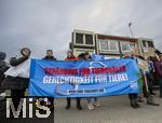 14.03.2025,  Bad Grnenbach im Allgu, eine Demonstration, veranstaltet von SOKO-Tierschutz gegen Tierqulerei auf einem Vieh-Grobetrieb in Bad Grnenbach, der durch SOKO-Tierschutz-Recherche wegen Tierqulerei von Milchvieh aktuell schwer belastet wurde. Gefngnis fr Tierquler?, steht auf den Schildern der Demonstrantinnen und Demonstranten 