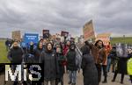 14.03.2025,  Bad Grnenbach im Allgu, eine Demonstration, veranstaltet von SOKO-Tierschutz gegen Tierqulerei auf einem Vieh-Grobetrieb in Bad Grnenbach, der durch SOKO-Tierschutz-Recherche wegen Tierqulerei von Milchvieh aktuell schwer belastet wurde.Gefngnis fr den Tierquler, Gerechtigkeit fr Tiere, steht auf den Plakaten 