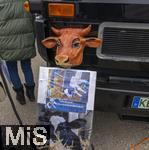 14.03.2025,  Bad Grnenbach im Allgu, eine Demonstration, veranstaltet von SOKO-Tierschutz gegen Tierqulerei auf einem Vieh-Grobetrieb in Bad Grnenbach, der durch SOKO-Tierschutz-Recherche wegen Tierqulerei von Milchvieh aktuell schwer belastet wurde. Schluss jetzt! Macht die Horrorfarm endlich dicht, steht auf den Plakaten