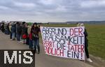 14.03.2025,  Bad Grnenbach im Allgu, eine Demonstration, veranstaltet von SOKO-Tierschutz gegen Tierqulerei auf einem Vieh-Grobetrieb in Bad Grnenbach, der durch SOKO-Tierschutz-Recherche wegen Tierqulerei von Milchvieh aktuell schwer belastet wurde. Auf dem Bild ist der Endres-Hof im Hintergrund zu sehen. Abgrund der Grausamkeit, sperrt die Tter endlich ein!