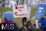 14.03.2025,  Bad Grnenbach im Allgu, eine Demonstration, veranstaltet von SOKO-Tierschutz gegen Tierqulerei auf einem Vieh-Grobetrieb in Bad Grnenbach, der durch SOKO-Tierschutz-Recherche wegen Tierqulerei von Milchvieh aktuell schwer belastet wurde. Knast fr Tierquler, steht auf den Plakaten