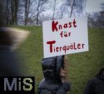 14.03.2025,  Bad Grnenbach im Allgu, eine Demonstration, veranstaltet von SOKO-Tierschutz gegen Tierqulerei auf einem Vieh-Grobetrieb in Bad Grnenbach, der durch SOKO-Tierschutz-Recherche wegen Tierqulerei von Milchvieh aktuell schwer belastet wurde. Knast fr Tierquler, steht auf den Plakaten