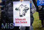 14.03.2025,  Bad Grnenbach im Allgu, eine Demonstration, veranstaltet von SOKO-Tierschutz gegen Tierqulerei auf einem Vieh-Grobetrieb in Bad Grnenbach, der durch SOKO-Tierschutz-Recherche wegen Tierqulerei von Milchvieh aktuell schwer belastet wurde. Schluss mit dem Tierleid, steht auf den Plakaten
