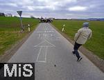14.03.2025,  Bad Grnenbach im Allgu, eine Demonstration, veranstaltet von SOKO-Tierschutz gegen Tierqulerei auf einem Vieh-Grobetrieb in Bad Grnenbach, der durch SOKO-Tierschutz-Recherche wegen Tierqulerei von Milchvieh aktuell schwer belastet wurde. Weg zur Tierhlle, stzeht auf dem Asphaltweg zum fraglichen Bauernhof.