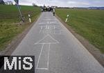14.03.2025,  Bad Grnenbach im Allgu, eine Demonstration, veranstaltet von SOKO-Tierschutz gegen Tierqulerei auf einem Vieh-Grobetrieb in Bad Grnenbach, der durch SOKO-Tierschutz-Recherche wegen Tierqulerei von Milchvieh aktuell schwer belastet wurde. Weg zur Tierhlle, stzeht auf dem Asphaltweg zum fraglichen Bauernhof.