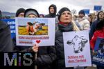 14.03.2025,  Bad Grnenbach im Allgu, eine Demonstration, veranstaltet von SOKO-Tierschutz gegen Tierqulerei auf einem Vieh-Grobetrieb in Bad Grnenbach, der durch SOKO-Tierschutz-Recherche wegen Tierqulerei von Milchvieh aktuell schwer belastet wurde. Khe sind fhlende liebe Lebewesen, Schlussmit dem Tierleid, steht auf den Plakaten