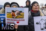 14.03.2025,  Bad Grnenbach im Allgu, eine Demonstration, veranstaltet von SOKO-Tierschutz gegen Tierqulerei auf einem Vieh-Grobetrieb in Bad Grnenbach, der durch SOKO-Tierschutz-Recherche wegen Tierqulerei von Milchvieh aktuell schwer belastet wurde. Khe sind fhlende liebe Lebewesen,  steht auf den Plakaten