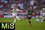 15.03.2025, Fussball 1. Bundesliga 2024/2025, 26. Spieltag, FC Augsburg - VfL Wolfsburg, in der WWK-Arena Augsburg, v.li: Marius Wolf (FC Augsburg) gegen Mohamed Amoura (Wolfsburg) 
 

