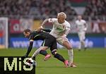 15.03.2025, Fussball 1. Bundesliga 2024/2025, 26. Spieltag, FC Augsburg - VfL Wolfsburg, in der WWK-Arena Augsburg, Philipp Tietz (re, FC Augsburg) gegen Maximilian Arnold (Wolfsburg) 
 

