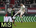 15.03.2025, Fussball 1. Bundesliga 2024/2025, 26. Spieltag, FC Augsburg - VfL Wolfsburg, in der WWK-Arena Augsburg, v.li: Mohamed Amoura (Wolfsburg) gegen Jeffrey Gouweleeuw (FC Augsburg) 
 

