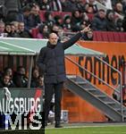 15.03.2025, Fussball 1. Bundesliga 2024/2025, 26. Spieltag, FC Augsburg - VfL Wolfsburg, in der WWK-Arena Augsburg, Trainer Jess Thorup (FC Augsburg) zeigt 
 

