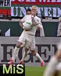 15.03.2025, Fussball 1. Bundesliga 2024/2025, 26. Spieltag, FC Augsburg - VfL Wolfsburg, in der WWK-Arena Augsburg, Torjubel Philipp Tietz (li, FC Augsburg) mit Dimitrios Christos Giannoulis (FC Augsburg) zum 1:0

